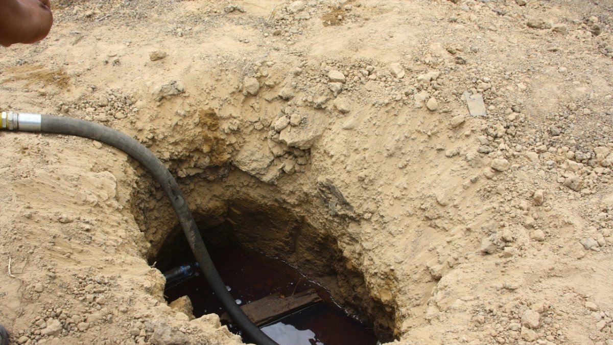 El orificio por donde estaba jalando el combustible