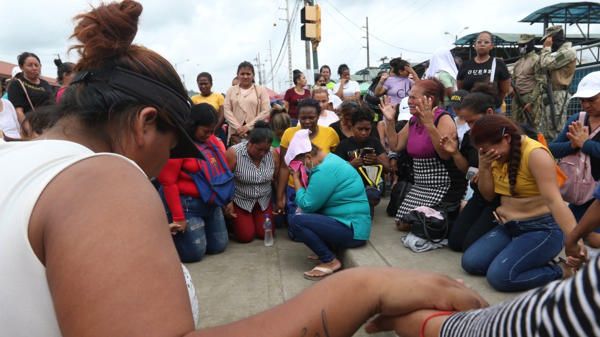 Cuidadoras. Las mujeres familiares aguardan fuera de la prisión durante las masacres carcelarias.