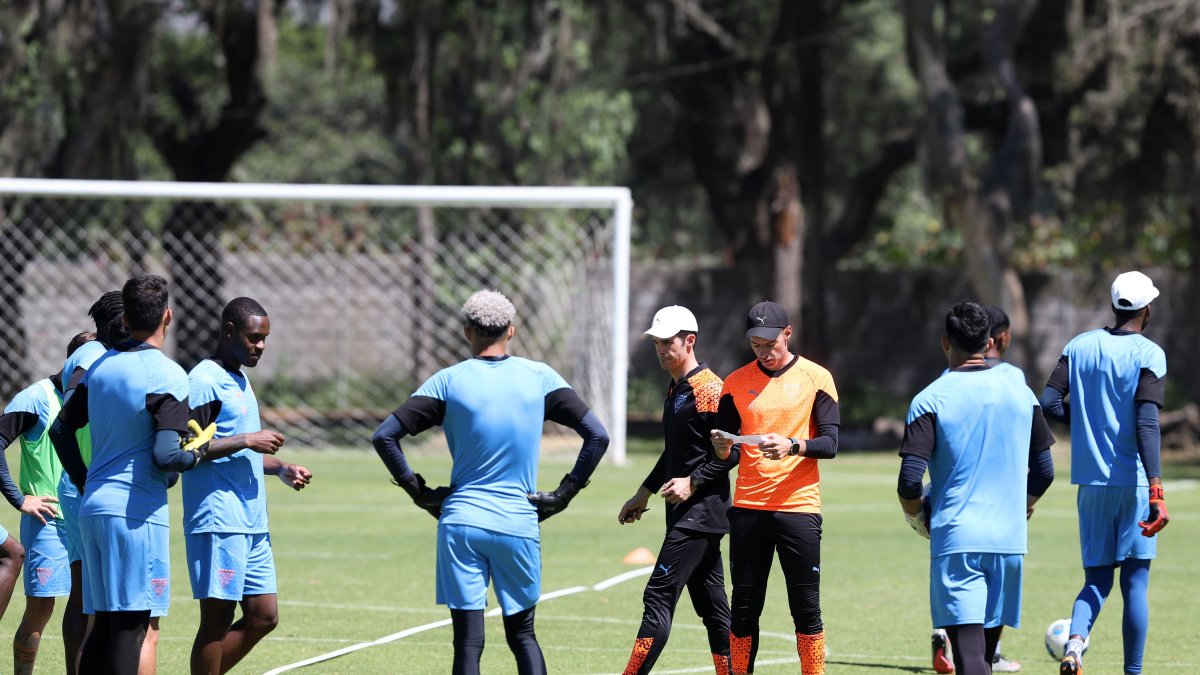 El DT Josep Alcácer (c) dialoga bastante con los futbolistas durante la pretemporada.