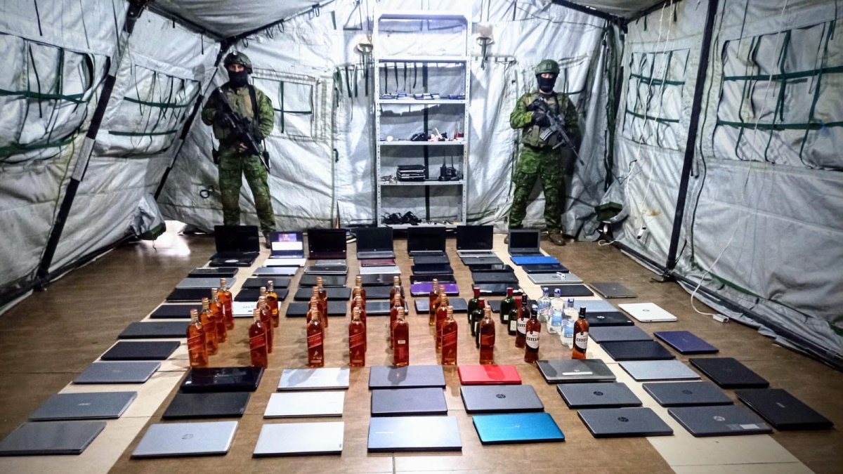 Las autoridades también encontraron armamento y bebidas alcohólicas.