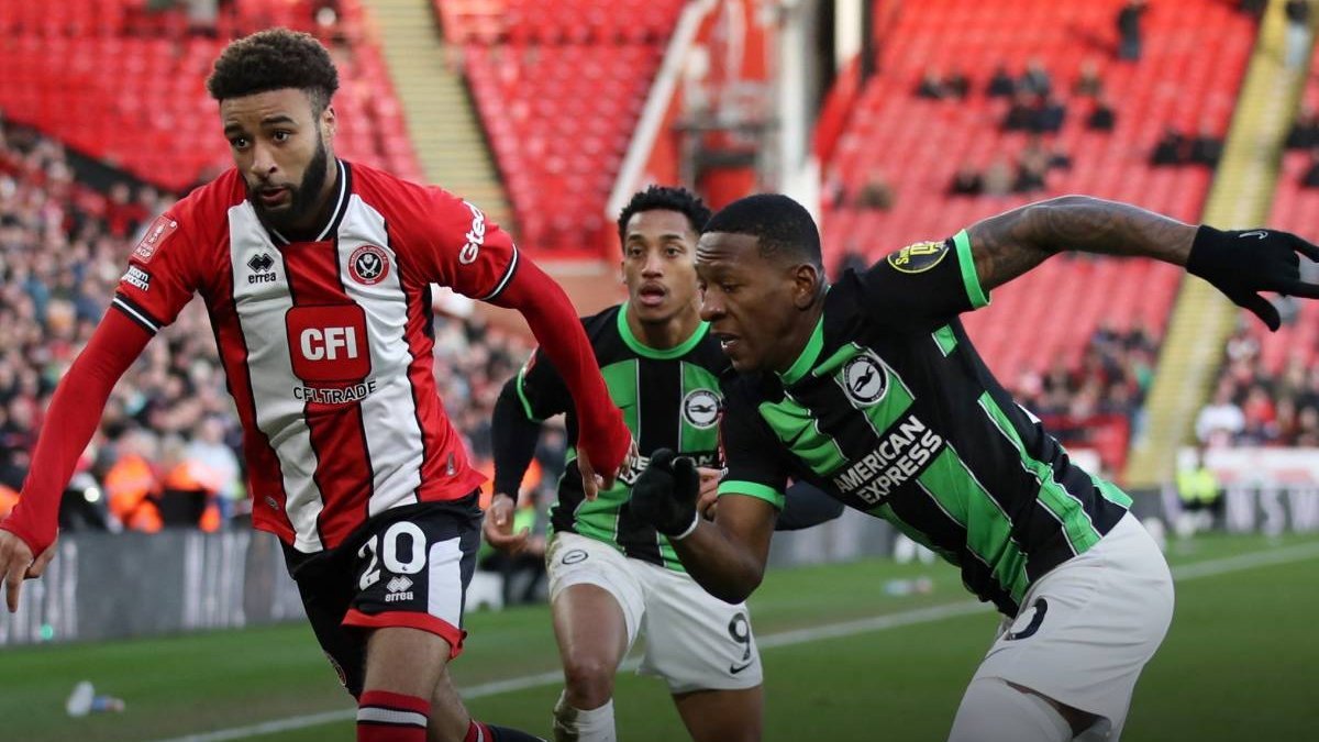 Pervis Estupiñán (d), lateral derecho del Brighton.