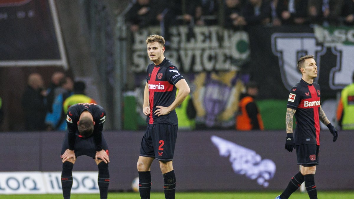 Josip Stanisic (C), del Leverkusen, reacciona tras el partido de fútbol de la Bundesliga alemana entre el Bayer y el Moenchengladbach.