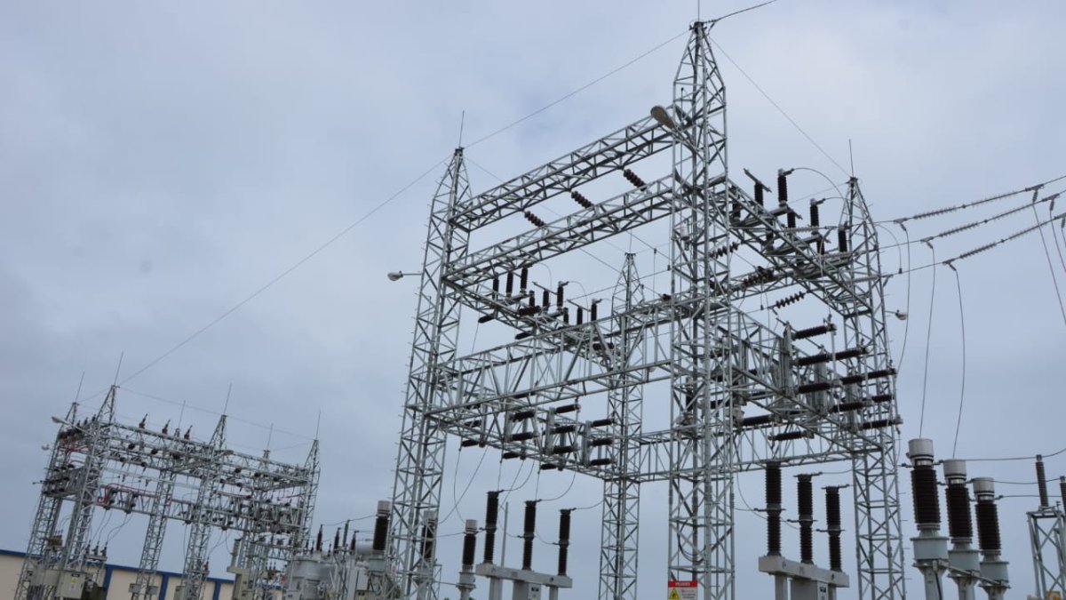 Imagen referencial para graficar esta nota sobre la energía eléctrica. Se trata de una instalación que forma parte del servicio de electrificación.