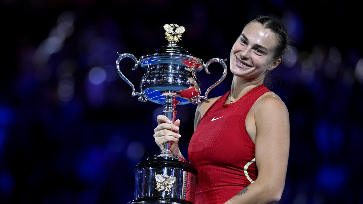 Sabalenka y su festejo tras alcanzar su segunda corona consecutiva en Melbourne.