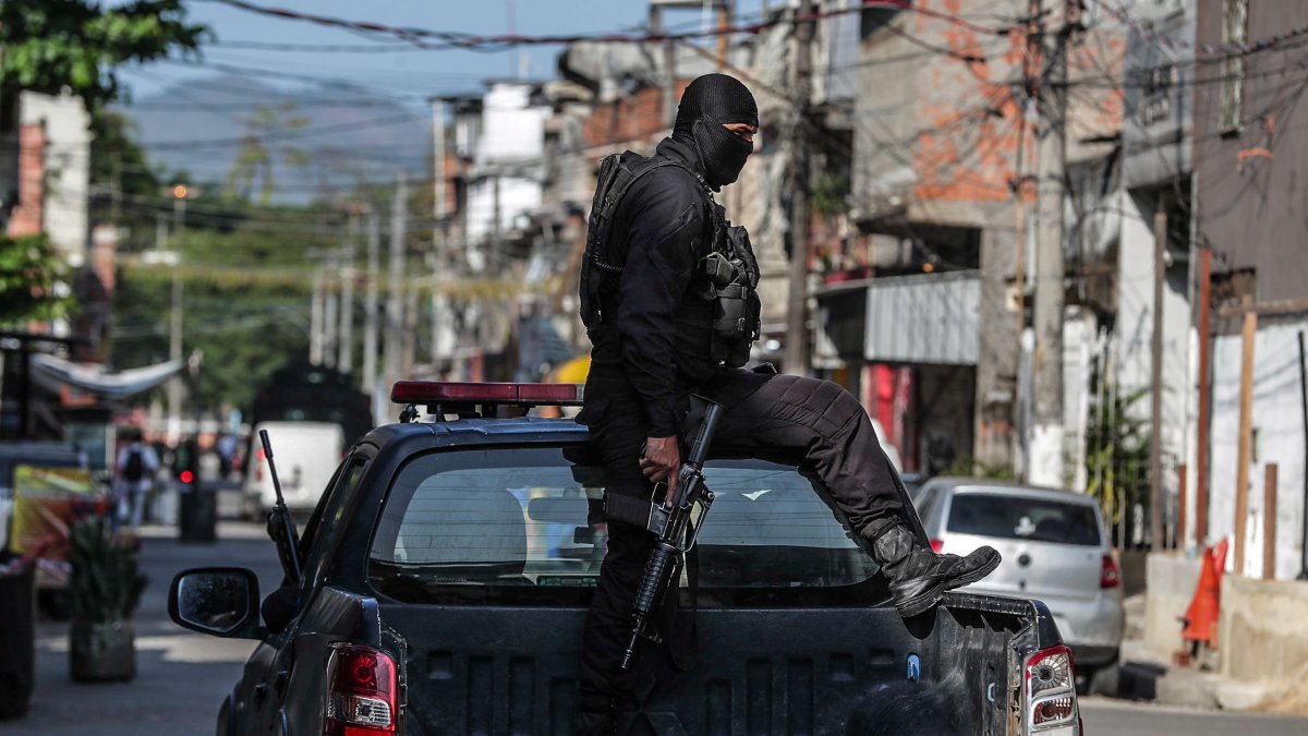 Situación. La policía vigila las zonas calientes de Río de Janeiro, pero la violencia criminal sigue azotando a las familias de la zona oeste de la ciudad.
