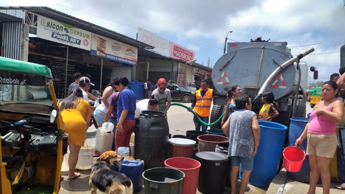 Habitantes de las zonas afectadas salieron con todo tipo de recipiente para abastecerse del líquido vital.