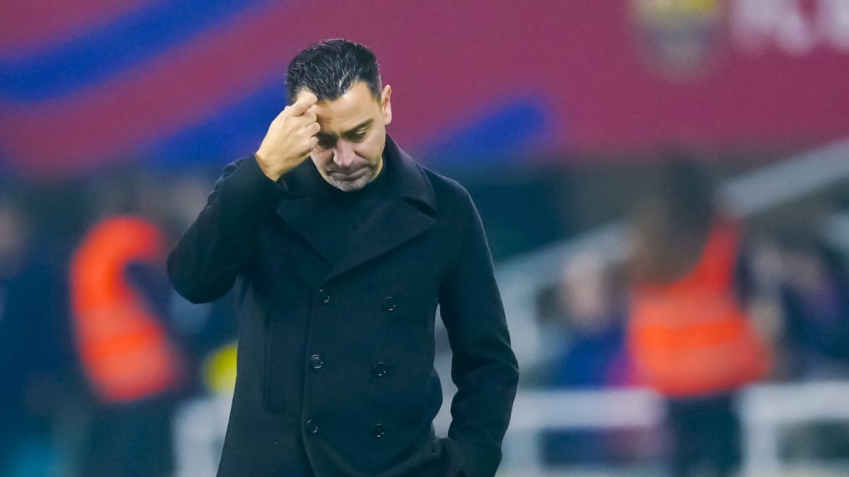 El técnico del FC Barcelona Xavi Hernández durante el partido de la jornada 22 de LaLiga EA Sports entre el FC Barcelona y el Villarreal CF.