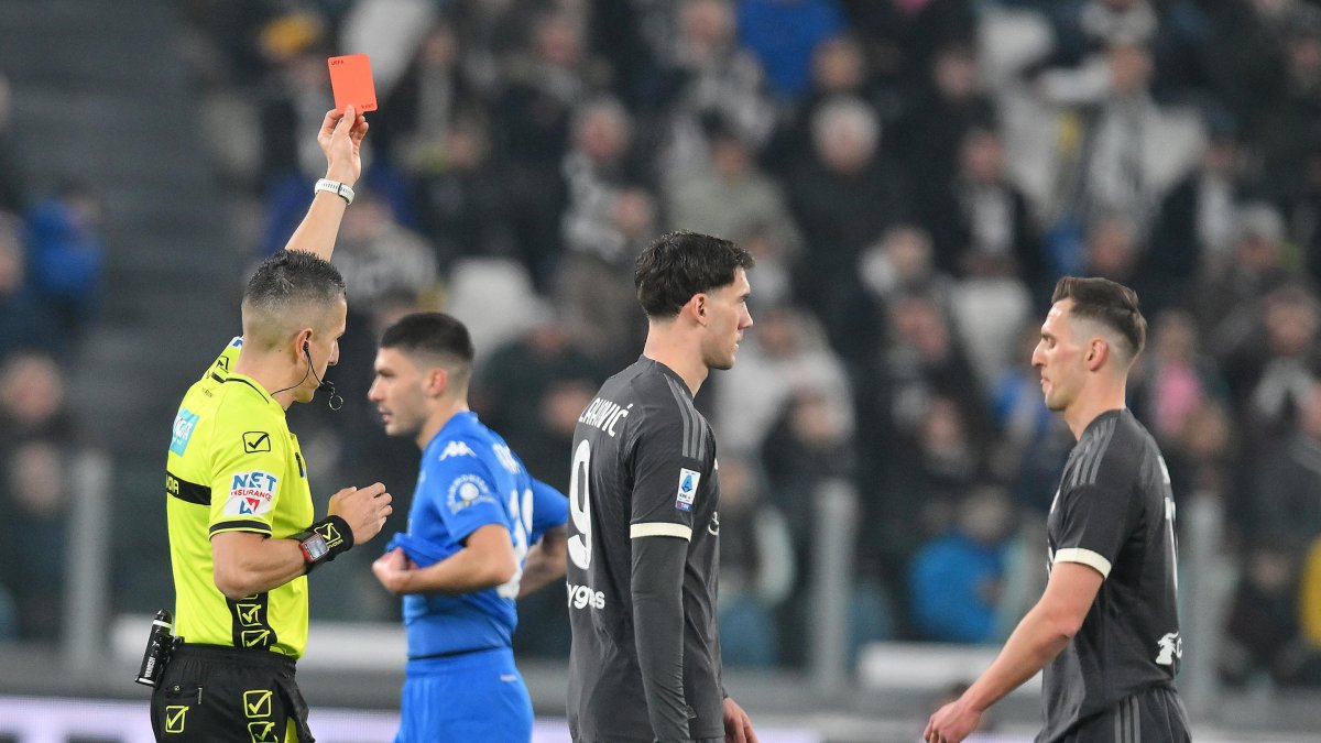 Arkadiusz Milik de la Juventus recibe una tarjeta roja durante el partido de fútbol de la serie A italiana Juventus FC vs Empoli FC en el estadio Allianz de Turín.