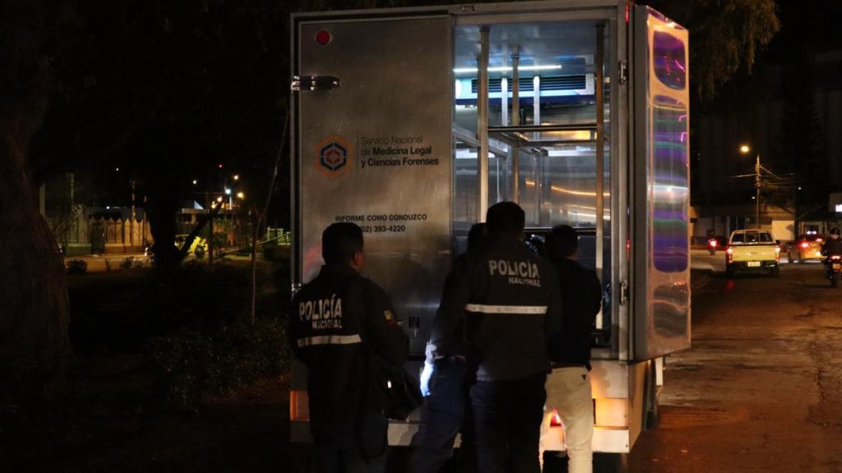 Diligencia. Personal de la Dirección de Muertes Violentas hizo el levantamiento del cadáver.