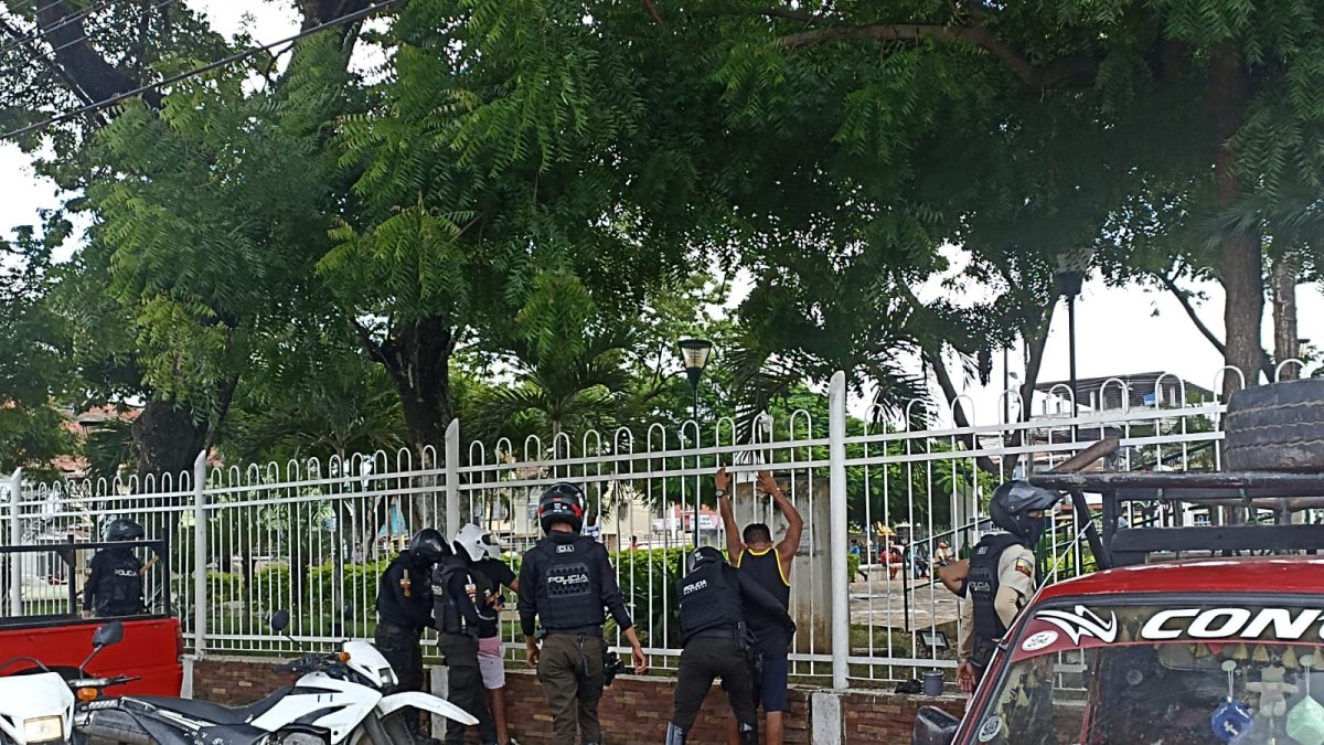 Detención. Algunos de los sospechosos fueron detenidos en la calle.