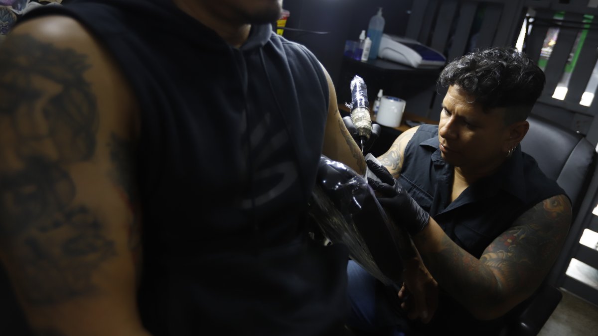 Coberturas. Tras el último estado de excepción que declaró la guerra a grupos terroristas, Jonathan ha recibido más clientes asustados por cubrir tatuajes que les pueda generar problemas.