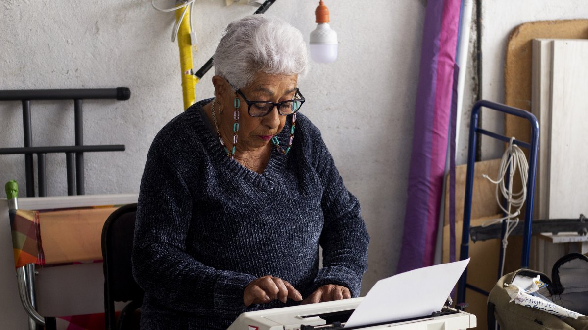 Dato. María Elizondo redacta una carta en su máquina de escribir.