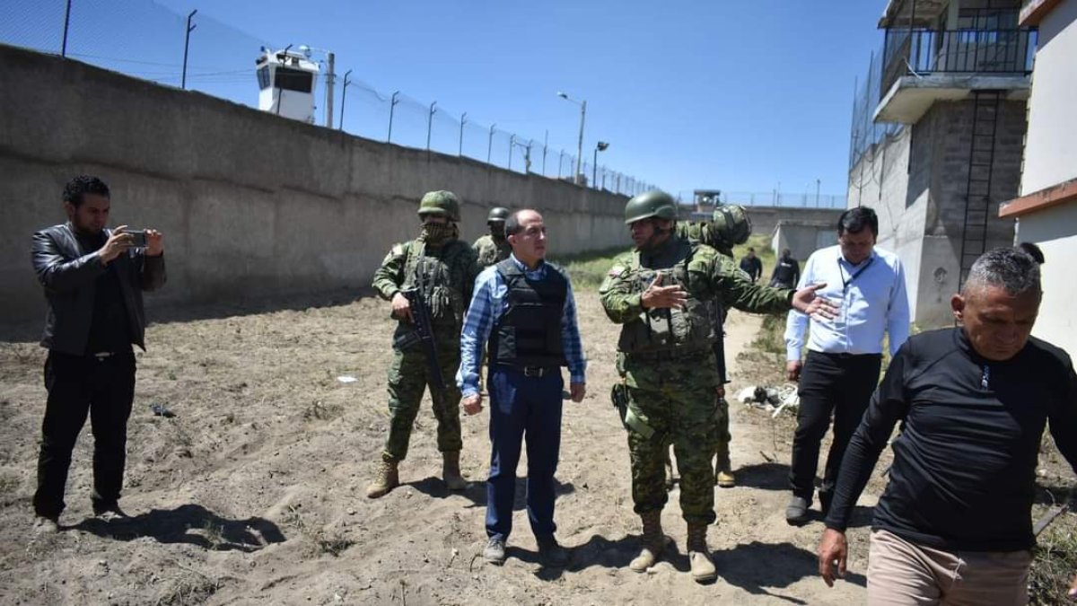 Los militares siguen con las requisas en cada esquina de la cárcel de Ambato.