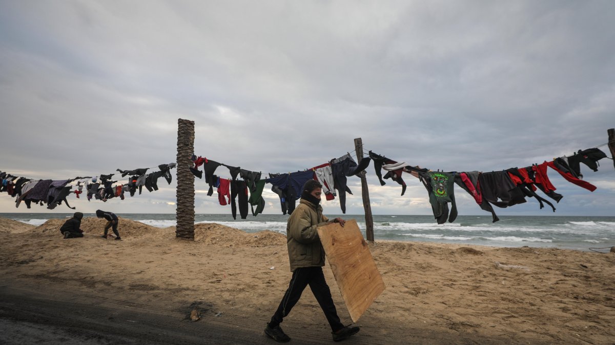 La ropa perteneciente a palestinos desplazados internos se seca en una cuerda durante un clima frío en la ciudad de Deir Al Balah, en el sur de la Franja de Gaza.