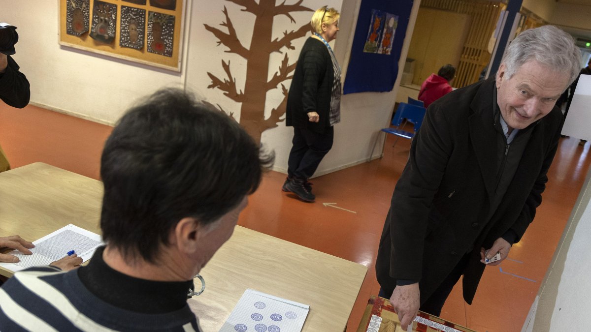 El presidente finlandés, Sauli Niinisto, vota durante las elecciones presidenciales de Finlandia.