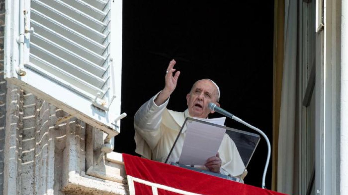 El papa, la semana pasada anunció el envío de una ayuda inicial de 200.000 euros a Haití