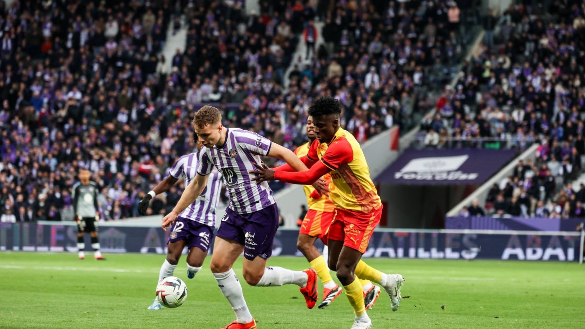Jhoanner Chávez juega como carrilero izquierdo en Lens.