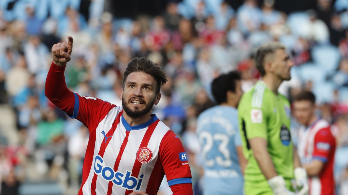 El delantero del Girona Portu celebra su gol, primero de su equipo durante el partido ante Celta.
