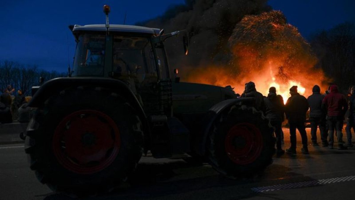 Agricultores queman neumáticos mientras bloquean la carretera cerca de Daussoulx, Bélgica
