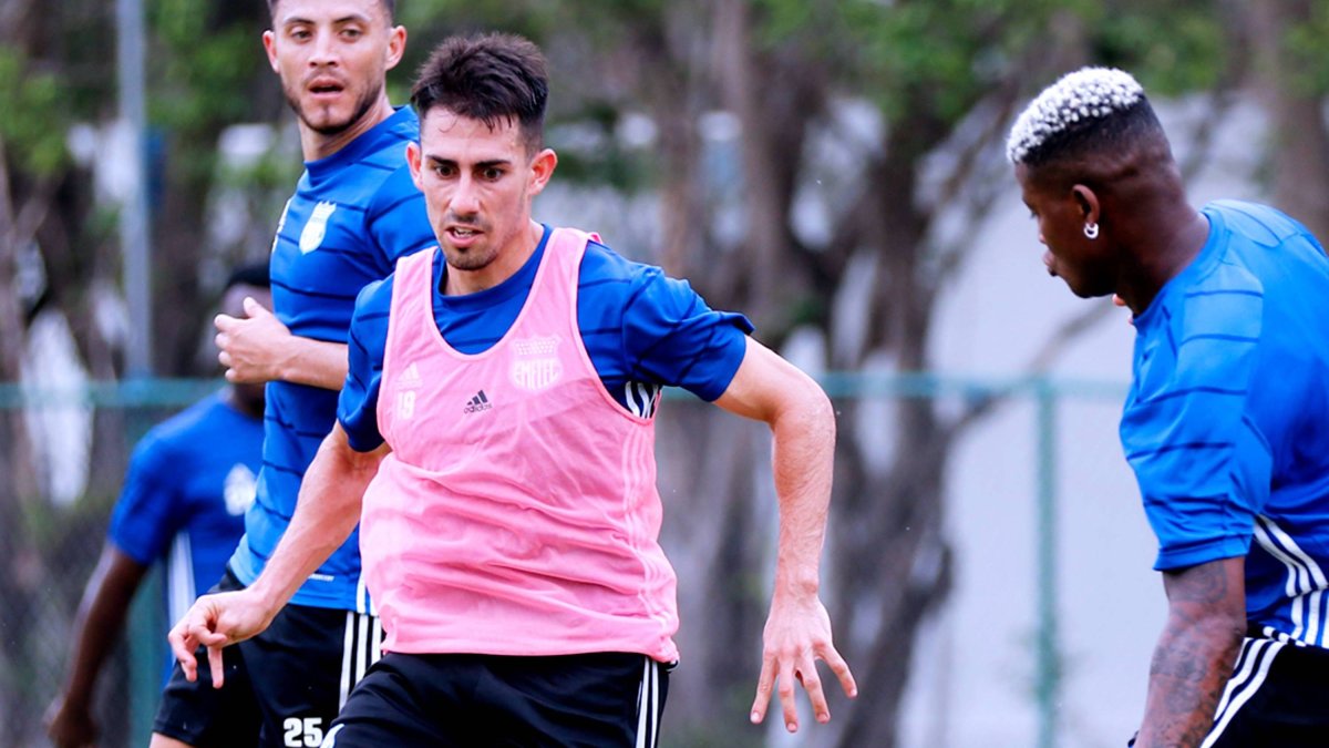El delantero Juan Pablo Ruiz se acopló a sus nuevos compañeros en Emelec.