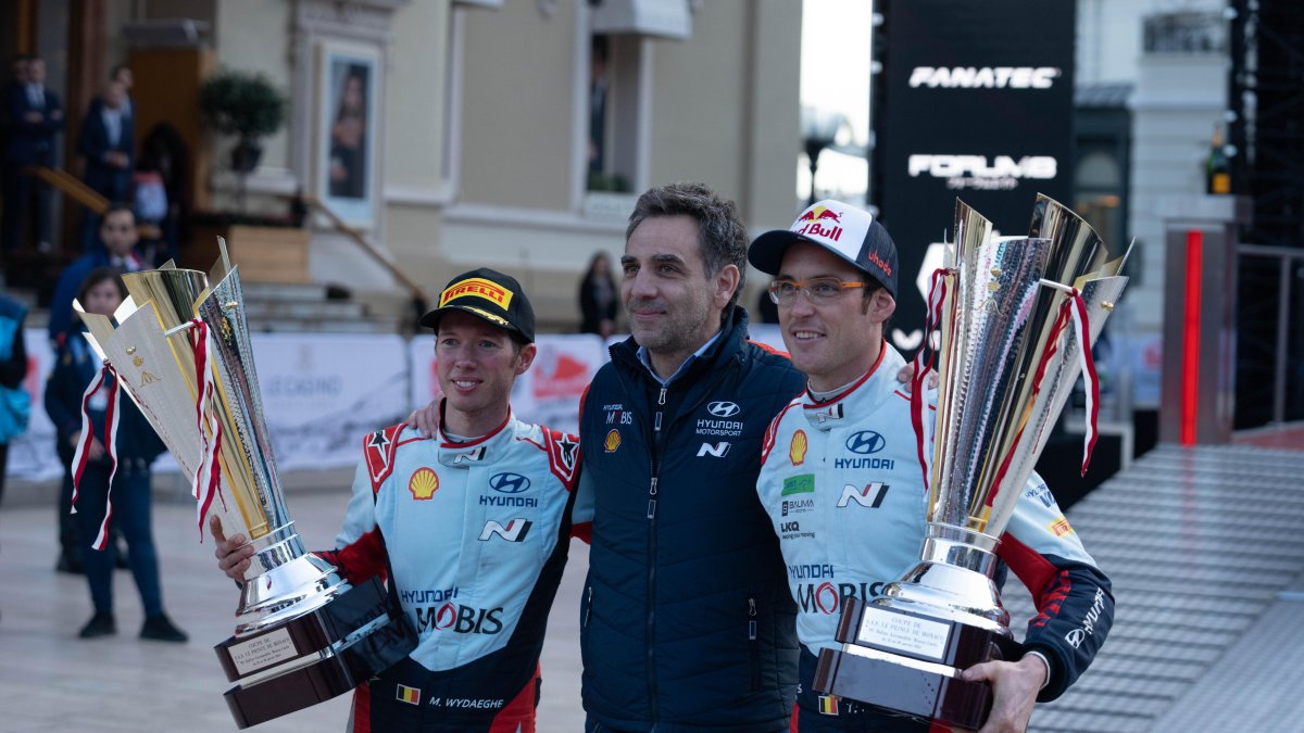 El piloto belga Thierry Neuville (d) y su copiloto Martijn Wydaeghe (i) del equipo Hyundai Shell Mobis WRT celebran la victoria con su Hyundai i20 N Rally1.