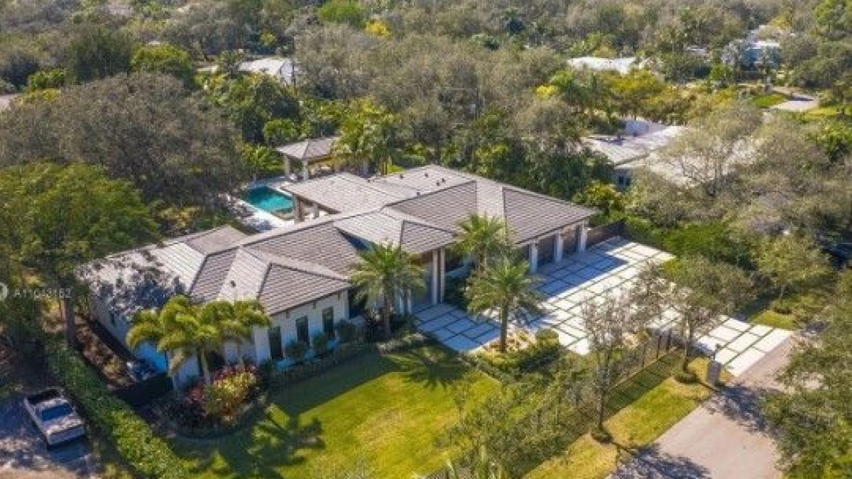 Es la mansión donde se tomó la polémica foto de la piscina. Está en venta por 6 millones de dólares.