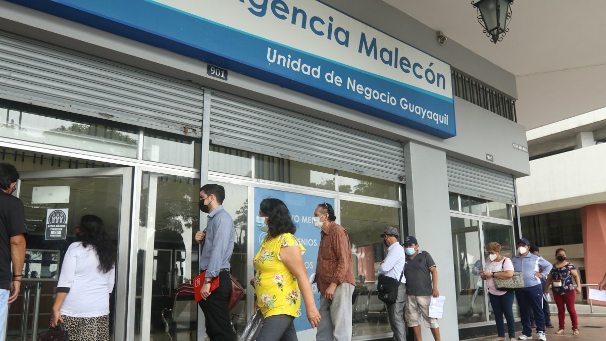 Servicio. Para los usuarios una de las medidas para evitar largas filas es cancelar las planillas de luz online.