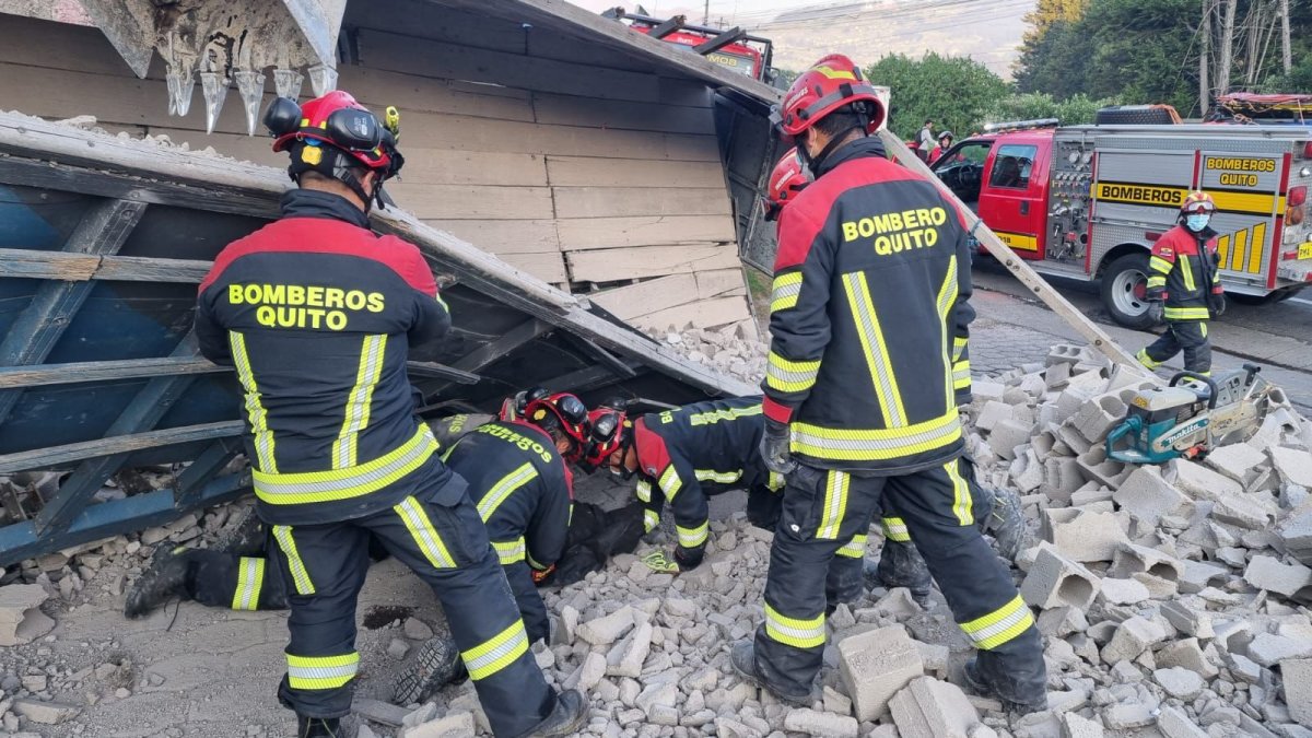 Al lugar acudieron unidades de Policía Nacional, Agencia Metropolitana de Tránsito, Cuerpo de Bomberos de Quito y Rumiñahui para brindar la ayuda necesaria.