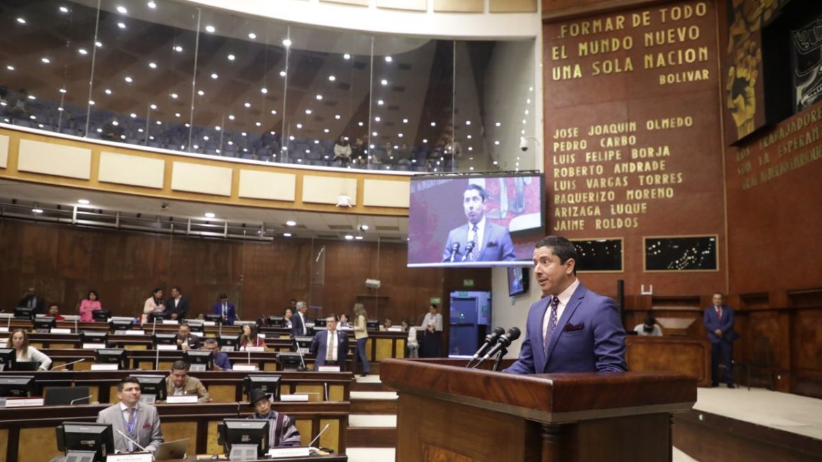 Jose Luis Calderón, periodista de TC, recibiendo un reconocimiento de la Asamblea Nacional.