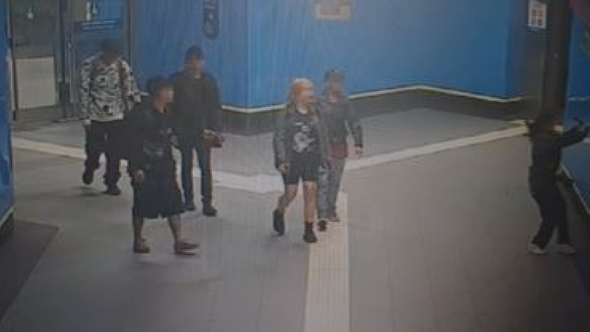 Una joven fue sancionada por rayar una estación del Metro