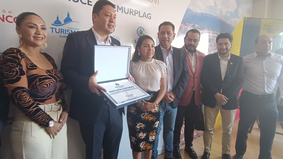 Cristian Zamora, alcalde de Cuenca, y representantes del sector turístico presentaron el certificado recibido en España.