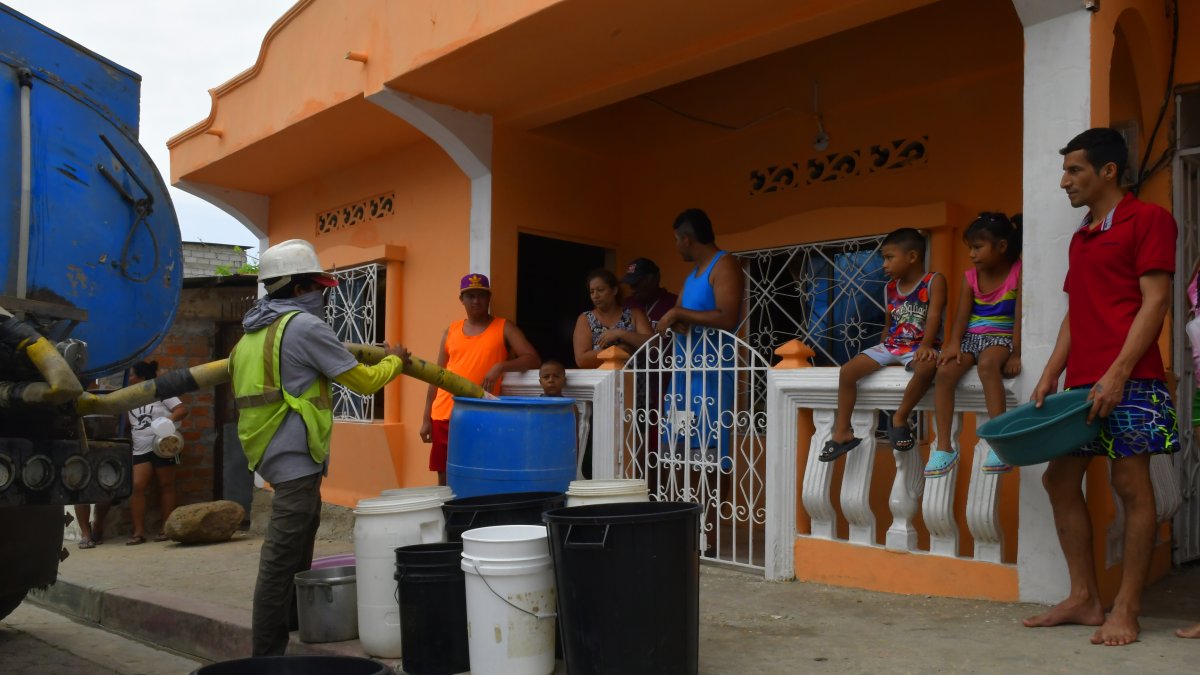 Desde hace varios días la población se abastece de tanqueros.