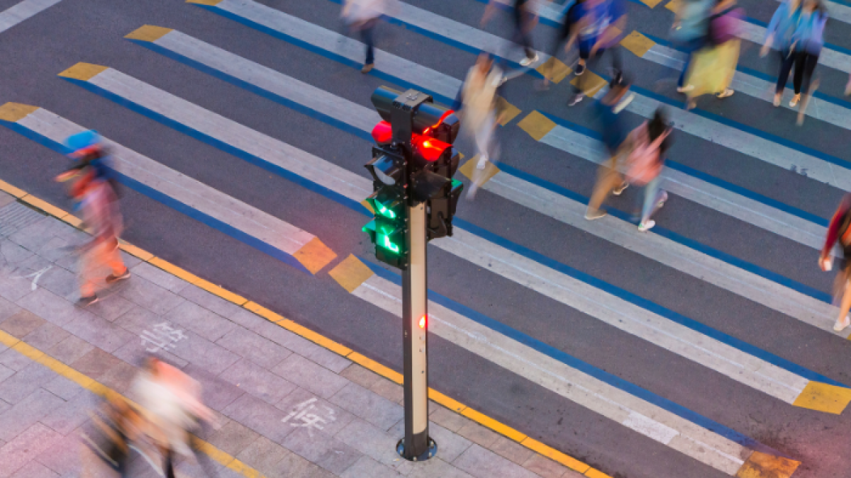 Nuevos semáforos inteligentes y señalización para la ciudad de Cuenca, en sectores considerados de riesgo.
