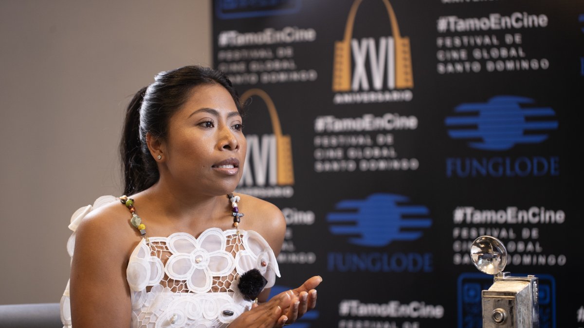 La actriz mexicana Yalitza Aparicio habla durante una entrevista en Santo Domingo (República Dominicana).