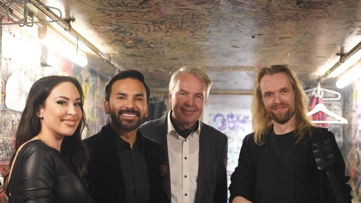 Nexar Antonio con su pareja (en el centro) y amigos.