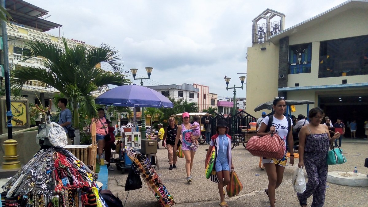 Desorganización. La Plaza Cívica y espacios aledaños están repletos de comerciantes ambulantes. Los stands improvisados de venta de ropa y comida se mezclan entre los peatones.