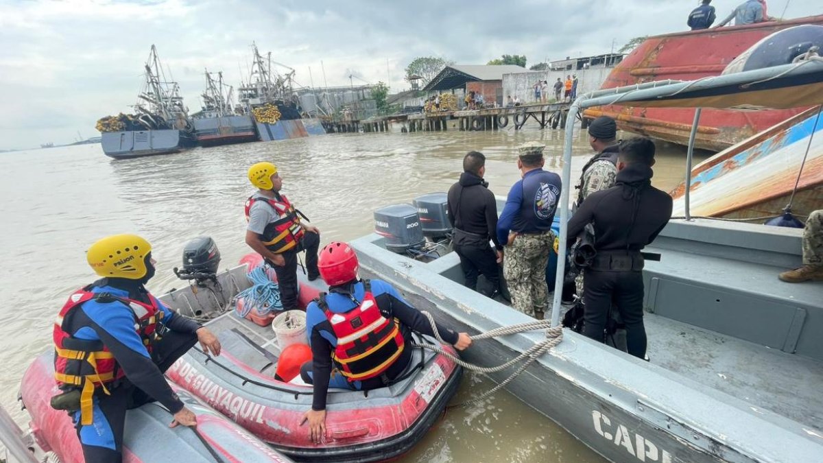 Búsqueda. Los rescatistas buscaban por todo el río Guayas.
