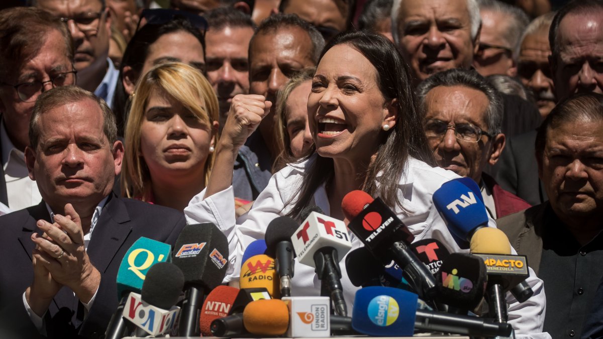 La líder opositora venezolana María Corina Machado ofrece hoy declaraciones a la prensa durante un acto de calle, en Caracas (Venezuela).