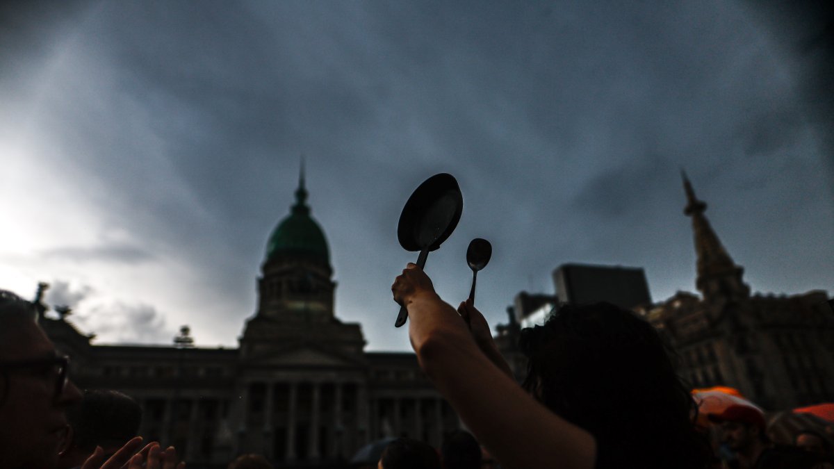 Varias personas se manifiestan contra el Gobierno de Javier Milei, frente al Congreso de la Nación en Buenos Aires (Argentina).