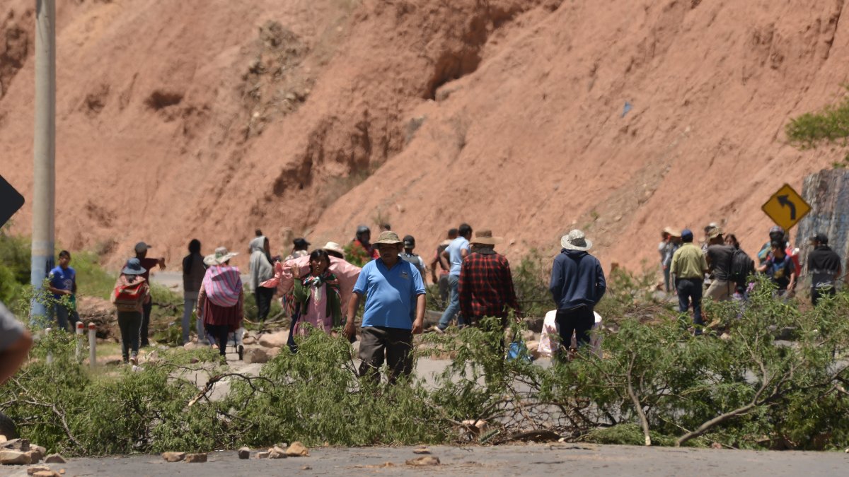Varios campesinos bloquean una carretera en Cochabamba (Bolivia).