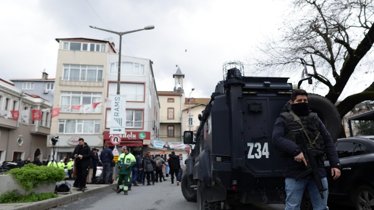 Soldados turcos vigilan el lugar de un ataque a la iglesia italiana de Santa María, en Estambul, Turquía.