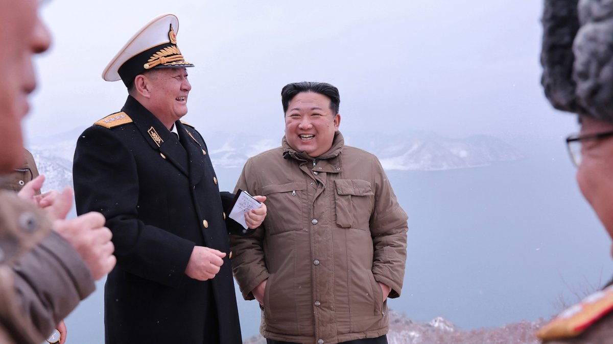El líder Kim Jong-un supervisa lanzamiento del nuevo misil de crucero estratégico disparado desde un submarino 'Pulhwasal-3-31' en un lugar no especificado en Corea del Norte, el 28 de enero 2024.