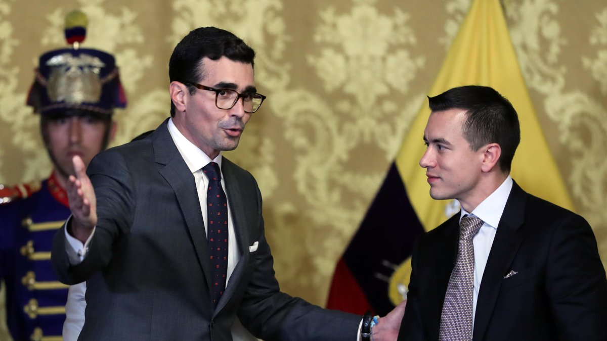 El presidente de Ecuador, Daniel Noboa (d), saluda al ahora exministro del Deporte, Andrés Guschmer, en una fotografía de archivo.