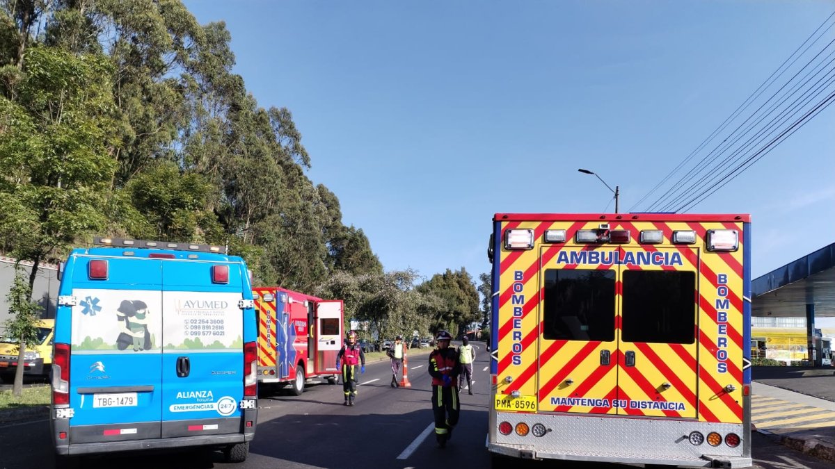 Personal del Cuerpo de Bomberos acudió al sitio para atender la emergencia