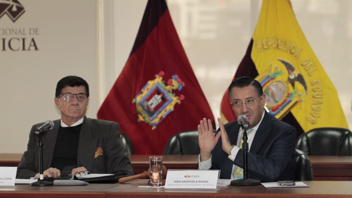 Autoridades. Desde la izquierda: Luis Zamdumbide, director del SNAI, e Iván Saquicela, presidente de la Corte Nacional. Se reunieron este martes 30 de enero de 2024.