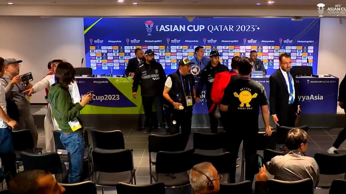 Periodistas intentan atacar al entrenador de Irak, Jesús Casas