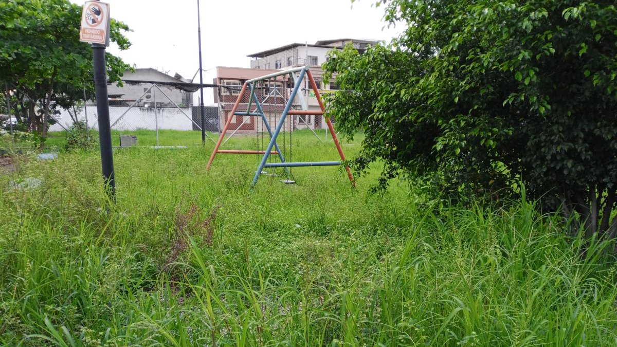 En la ciudadela Guayacanes, en el norte, es común ver parques con la maleza que supera el metro de altura.