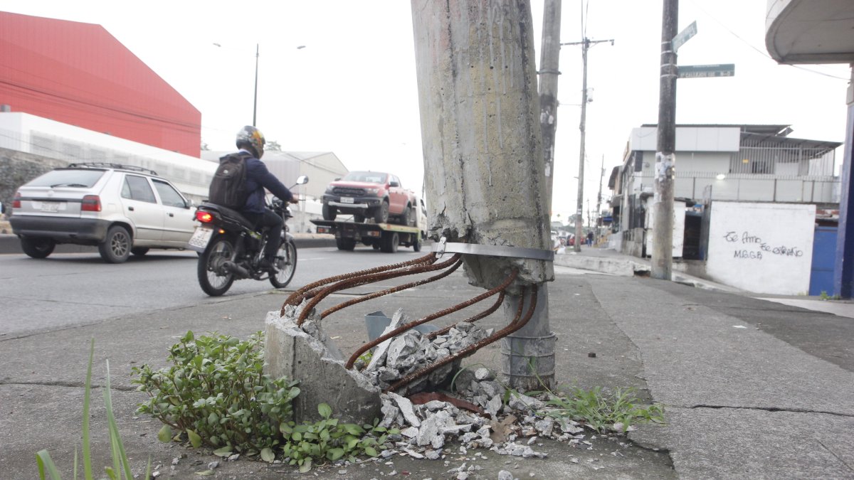 El poste de las calles Camilo Ponce y 8vo Callejón 18E  tiene ya su base destruida. Hasta el cemento ha ido ya desmoronándose.