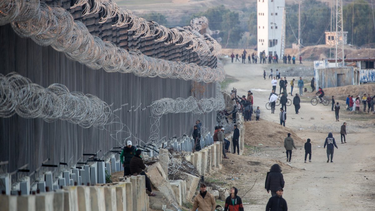 Rafah. Desplazados caminan junto a la frontera palestino-egipcia, en este campo de refugiados.