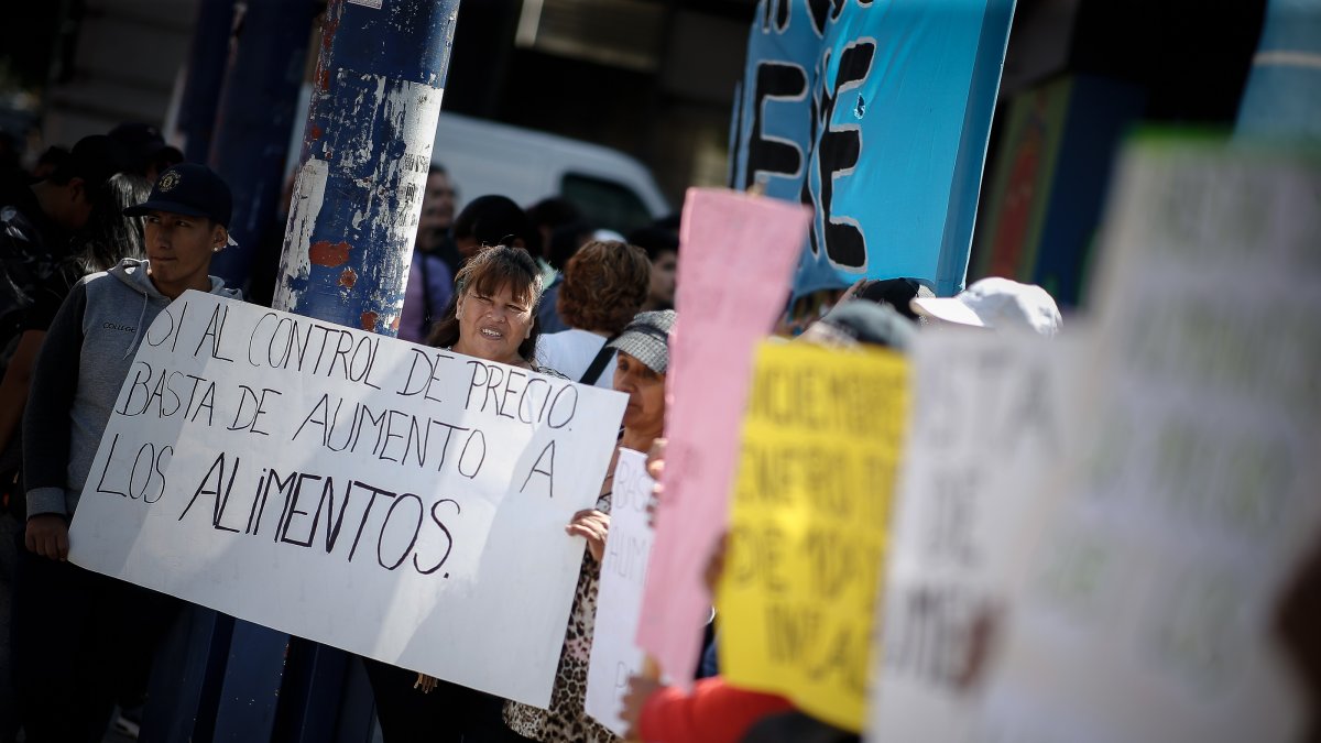 Buenos Aires. Decenas de personas protestan frente a un supermercado.